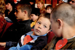 Spectacol pentru copii din centrele de plasament din Târgu-Mureș
